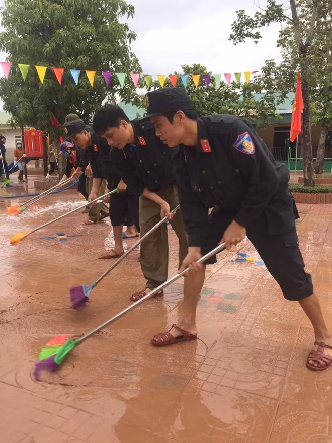 Cán bộ, chiến sỹ Công an tỉnh Hà Tĩnh giúp dân dọn dẹp nhà cửa, trường học, ruộng đồng.