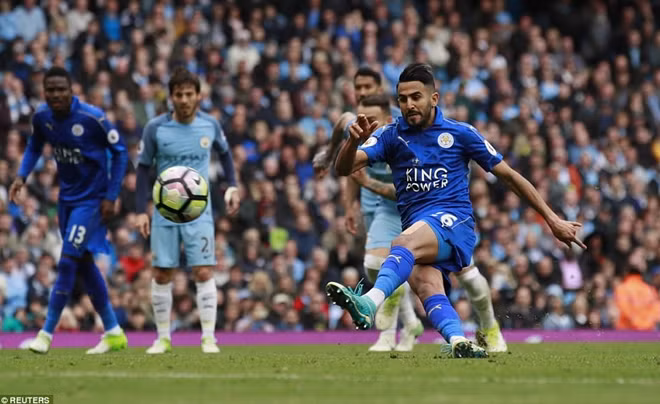 May mắn đã đứng về phía ManCity trong tình huống đá phạt đền của Riyad Mahrez. Ảnh: Reuters.