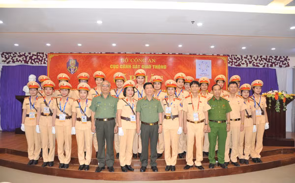 Thứ trưởng Nguyễn Văn Sơn động viên, tặng quà CBCS CSGT phục vụ TLCC APEC 2017 Thứ trưởng Nguyễn Văn Sơn động viên, tặng quà CBCS CSGT phục vụ TLCC APEC 2017
