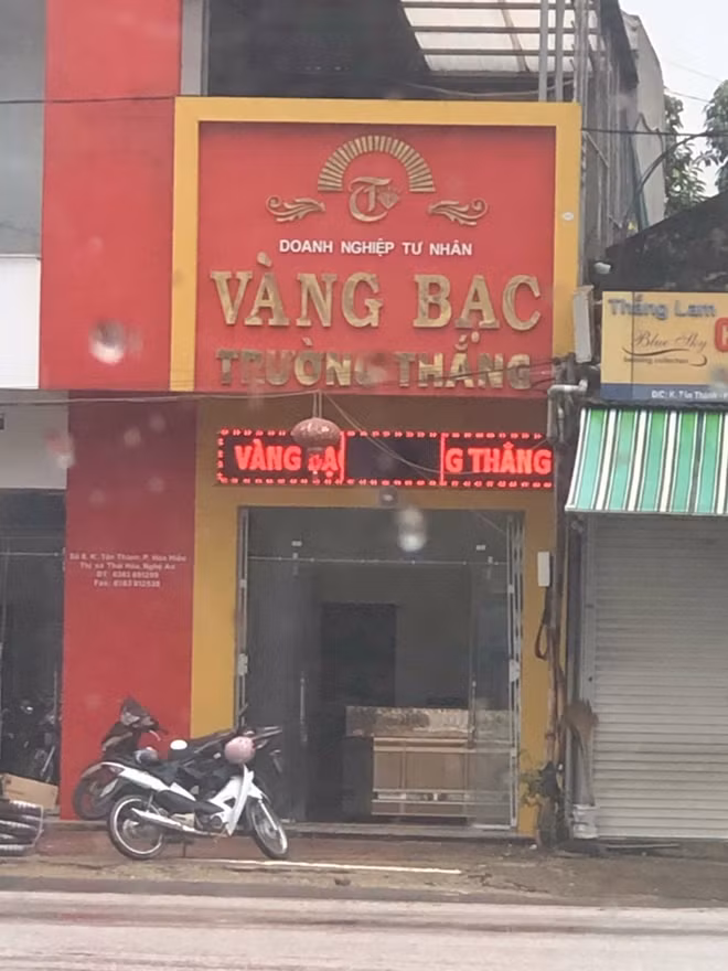 Cửa hàng vàng bạc Trường Thắng tại thị xã Thái Hòa, Nghệ An.