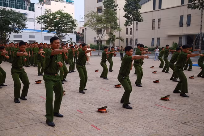 Các CBCS Đội CSHSĐN trong ngày thành lập.