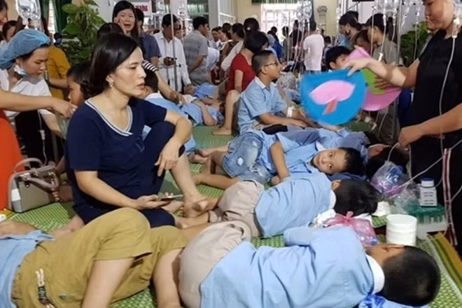 Hàng trăm học sinh tại Ninh Bình phải nhập viện vì ăn phải thực phẩm bẩn tại trường.
