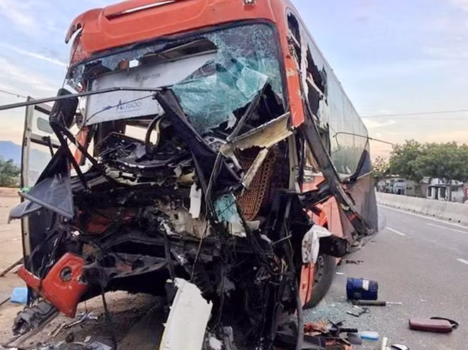 Đầu xe ô tô khách vỡ nát, móp méo sau khi gây tai nạn