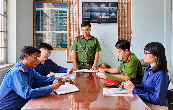 CBCS Công an phường Vĩnh Nguyên trao đổi công tác bảo vệ ANTT với Ban Quản lý bến tàu Cầu Đá.