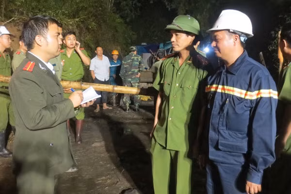 Nhà báo Trần Huy đang phỏng vấn lực lượng cứu hộ tại vụ sập hầm lò tại Hòa Bình tháng 11-2015.
