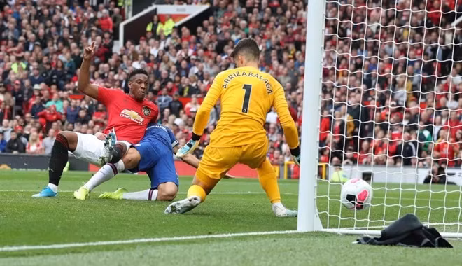 Thi đấu không thực sự lấn lướt Chelsea, song M.U lại giành được thắng lợi tưng bừng trong ngày cột dọc và xà ngang đã giúp cho đội chủ nhà thoát được 2 bàn thua trông thấy. Ảnh: News Group Newspapers Ltd.