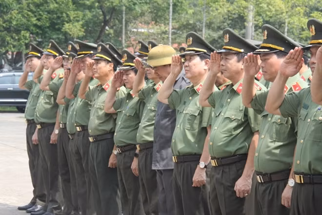 Đoàn công tác Bộ Công an dâng hoa, dâng hương tưởng niệm anh linh Chủ tịch Hồ Chí Minh vĩ đại và hương hồn các anh hùng liệt sỹ CAND.