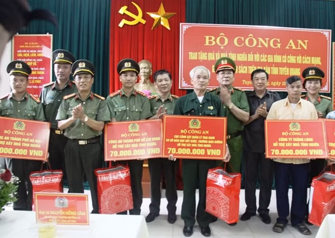 Thứ trưởng Nguyễn Văn Sơn và đồng chí Nguyễn Hồng Thắng trao tặng nhà tình nghĩa cho các gia đình .