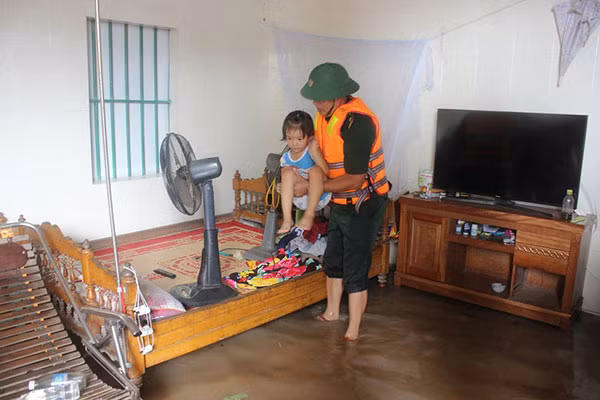 Tại các khu vực bị ngập lực lượng Công an và quân đội tích cực hỗ trợ người dân, đảm bảo trật tự an toàn giao thông