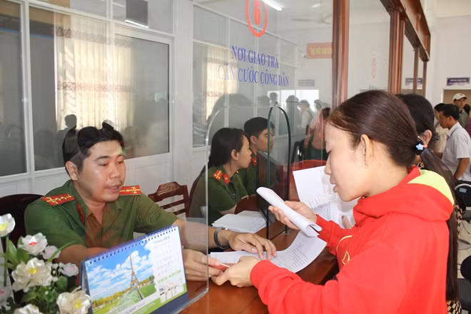 CBCS Phòng CSQLHC về TTXH Công an TP Cần Thơ, tận tình hướng dẫn người dân làm thủ tục cấp, đổi giấy tờ.