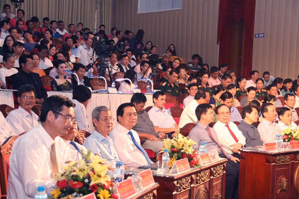 Các đại biểu tại Lễ khai mạc.