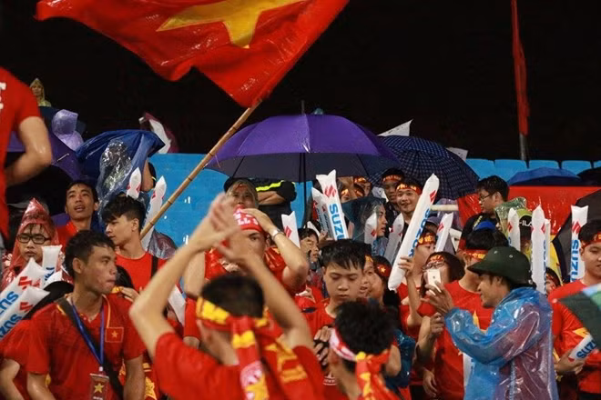 Các cổ động viên tới sân tiếp lửa cho ĐT Việt Nam.Ảnh: Vietnamnet