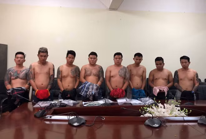 Đối tượng Vũ "bông hồng" cùng các đàn em trong băng nhóm.