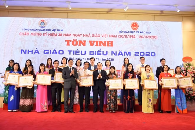 Bộ trưởng Bộ GD&ĐT Phùng Xuân Nhạ với các nhà giáo tiêu biểu năm 2020 tại lễ tôn vinh.