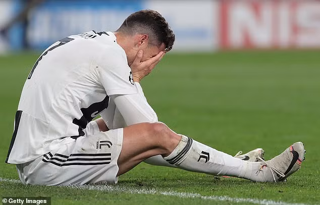 CR7 đã gục xuống sân ôm mặt nức nở sau khi Juve thất bại trước Ajax.