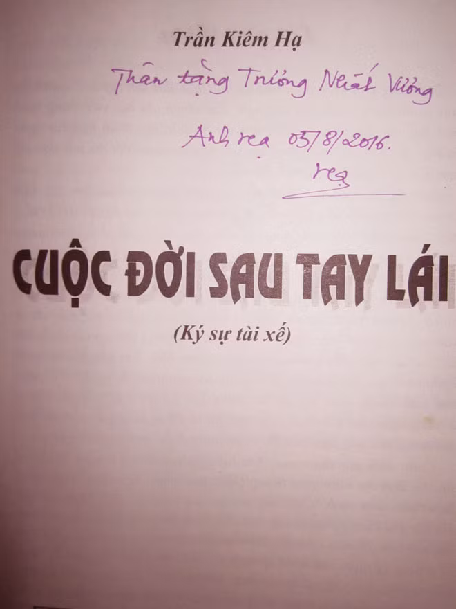 Cuốn sách “Cuộc đời sau tay lái” và chữ ký của tác giả Trần Kiêm Hạ.