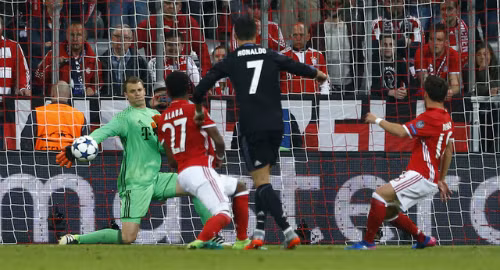 Ronaldo suýt có hat-trick nếu người trong khung thành không xuất sắc như Neuer. Ảnh: Reuters.