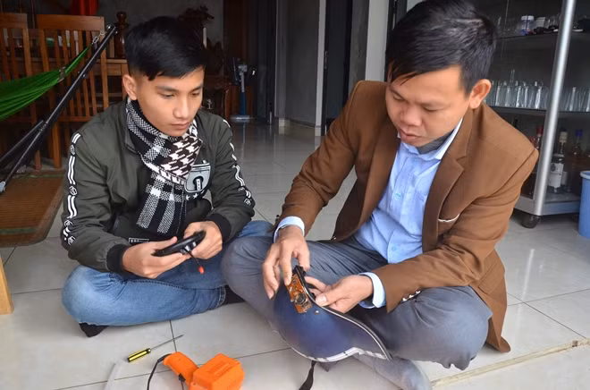 Lúc đầu, thầy trò thử nghiệm trên mũ bảo hiểm thời trang để giảm chi phí.