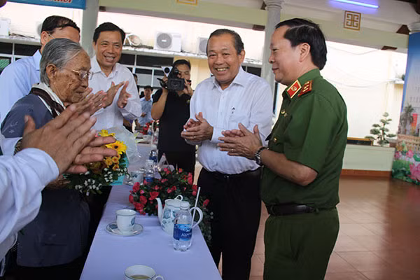 Phó Thủ tướng thường trực Trương Hòa Bình cùng Trung tướng Nguyễn Xuân Yêm tặng quà và hoa cho Mẹ VNAH Biện Thị Tư.
