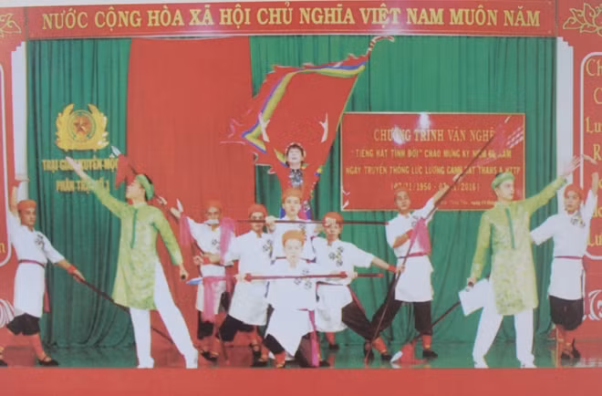 Đội văn nghệ phạm nhân biểu diễn chương trình văn nghệ “Tiếng hát tình đời”.