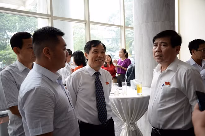 Chủ tịch UBND thành phố Nguyễn Thành Phong cùng các đại biểu tham dự kỳ họp.