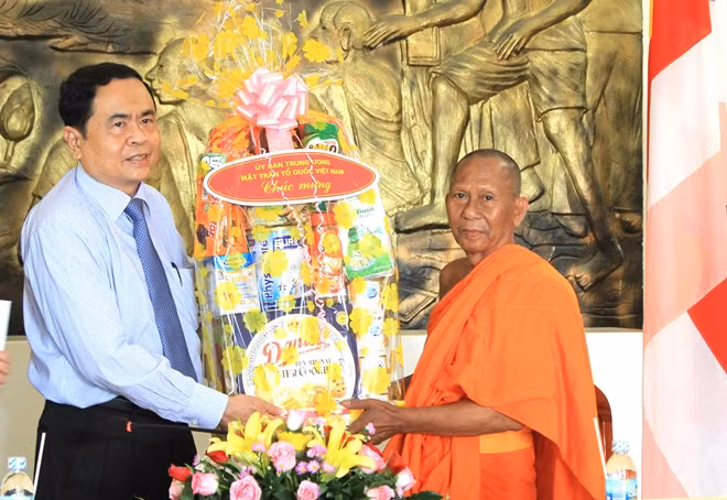 Chủ tịch UBTƯ MTTQ Việt Nam Trần Thanh Mẫn trao quà chúc mừng các sư sãi Hội đoàn kết sư sãi yêu nước tỉnh Trà Vinh .