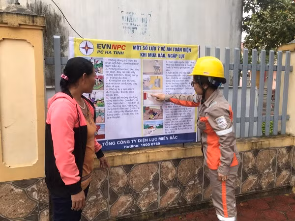 Nhân viên Điện lực Lộc Hà tuyên truyền an toàn điện trong dân.