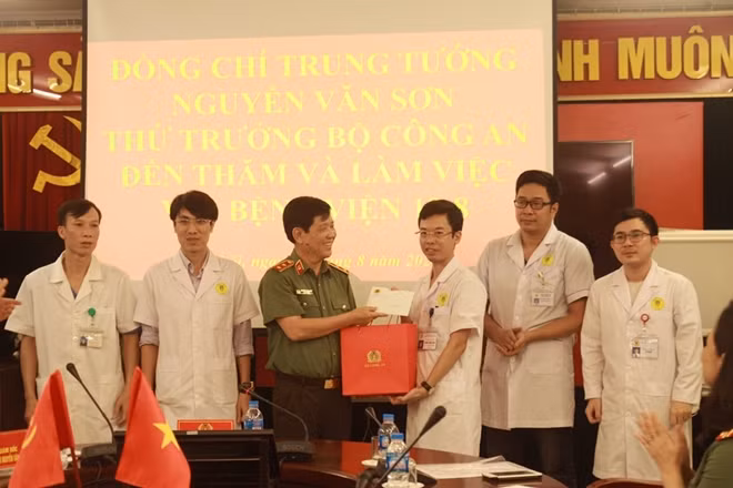Thứ trưởng Nguyễn Văn Sơn biểu dương, trao quà cho các bác sĩ kíp trực.
