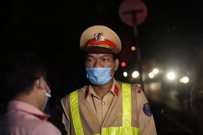 Thượng úy Trần Đăng Sơn, cán bộ Đội CSGT số 14, Công an TP Hà Nội cho biết trong quá trình xử lý vi phạm nồng độ cồn, tổ công tác đã gặp một số khó khăn, bởi người điều khiển phương tiện thường có lời nói và hành vi chống đối...