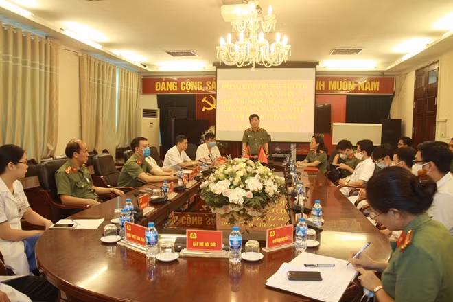 Thứ trưởng Nguyễn Văn Sơn phát biểu tại buổi làm việc với lãnh đạo Bệnh viện 19-8 .