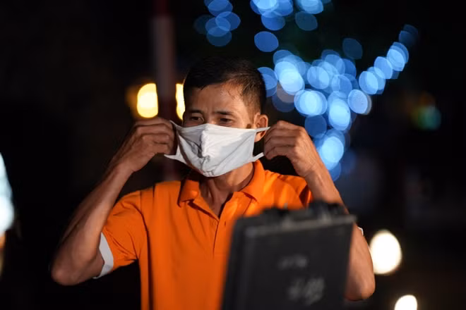 Tại điểm nút giao đường Giải Phóng và Nguyễn Hữu Thọ, tổ công tác Đội CSGT số 14 Công an TP Hà Nội tổ công tác phát hiện anh Phạm Xuân N. (SN 1977, Bình Giang, Hải Dương) đang điều khiển xe máy có dấu hiệu vi phạm về nộng độ cồn.