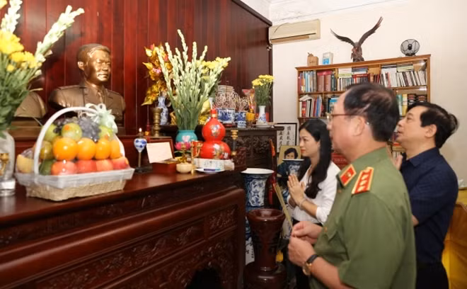 Thứ trưởng Nguyễn Văn Thành thắp hương tưởng nhớ các đồng chí Cố Thứ trưởng Nguyễn Văn Tính.