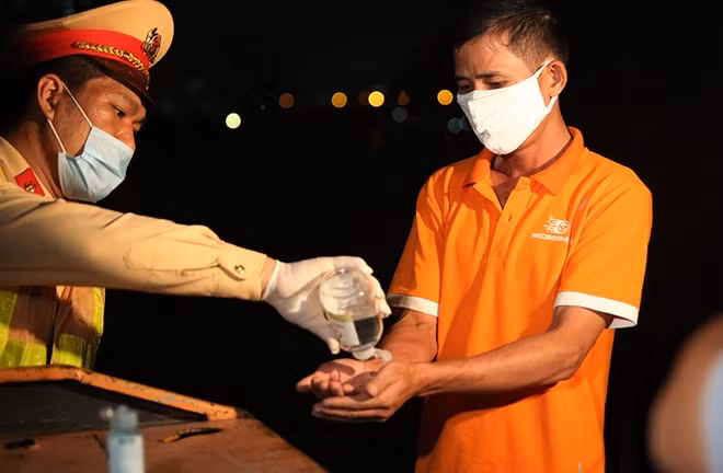 Tổ công tác yêu cầu dừng xe và tiến hành kiểm tra nồng độ cồn với anh N. Do dịch COVID-19 đang có diễn biến phức tạp, trước khi kiểm tra tổ công tác đã yêu cầu anh N. đeo khẩu trang và sát khuẩn tay.