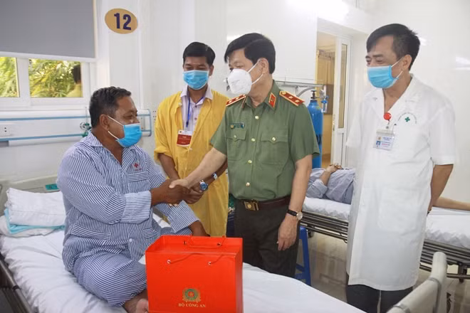 Thứ trưởng Nguyễn Văn Sơn thăm hỏi, trao quà cho ông Lâm Thương, nguyên Công an xã Hưng Hội ( tỉnh Bạc Liêu).
