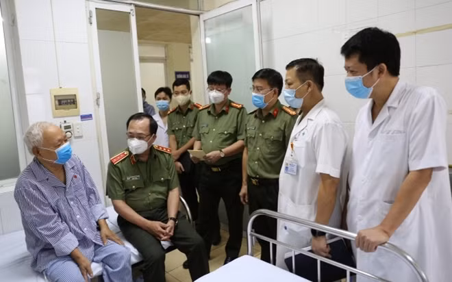 Thứ trưởng Nguyễn Văn Thành thăm hỏi sức khỏe đồng chí Trần Quang Trọng đang điều trị tại Bệnh viện 19-8 .