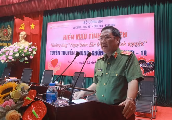Thiếu tướng Lê Văn Hải kêu gọi toàn thể cán bộ, chiến sĩ tích cực, hăng hái tham gia hiến máu tình nguyện.
