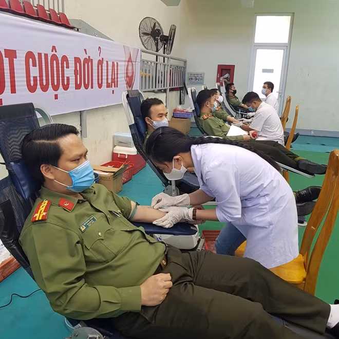 Đại tá Bùi Quang Thanh-Phó Giám đốc Công an tỉnh cùng cán bộ, chiến sỹ Công an Quảng Bình hiến máu tình nguyện.