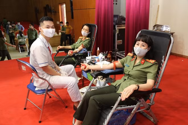 Lãnh đạo, CBCS sĩ các đơn vị tham gia hiến máu tình nguyện .