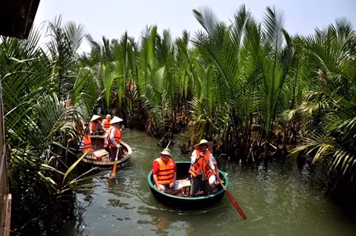 Du khách phải mua vé khi tham quan khu di tích “rừng dừa Bảy Mẫu”