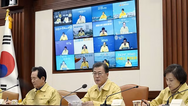 Tổng thống Hàn Quốc Moon Jae-in đã có cuộc họp khẩn với chính phủ để bàn giải pháp chống dịch Covid-19.