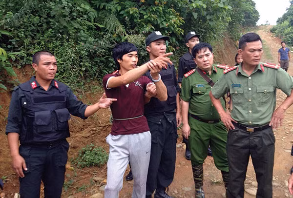 Dẫn giải đối tượng Tần Láo Lở (thứ 2 từ trái qua) sau hành trình truy bắt gian nan.