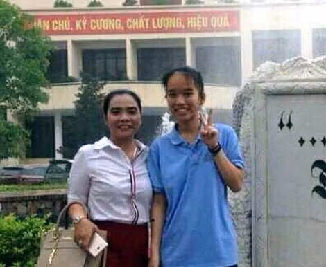 Em Huyền (bên phải) và người thân.