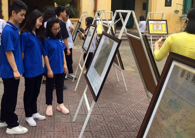 Học sinh trường THPT Ngô Quyền thăm quan triển lãm ảnh
