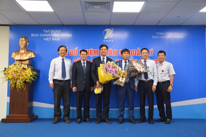 Lãnh đạo VNPT VinaPhone cùng ông Lương Hồng Khanh (thứ 3 từ phải sang)