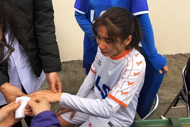 Tuy nhiên theo ghi nhận của phóng viên, sau đó số 28 của U19 Sơn La vẫn có mặt trong đội hình xuất phát ở hiệp 2. Theo tìm hiểu được biết, Lan là một trong những cầu thủ chủ chốt của U19 Sơn La.