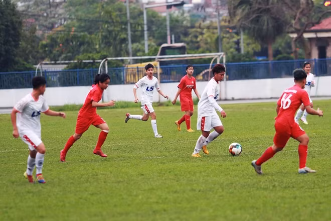 Có mặt trong ngày khai mạc và trực tiếp theo dõi hai trận đấu U19 TP HCM - U19 Hà Nội Watabe; U19 Phong Phú Hà Nam - U19 Sơn La, HLV Mai Đức Chung đã cho rằng lớp trẻ bóng đá nữ Việt Nam đang thể hiện những sự tiến bộ đáng kể.