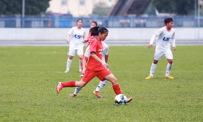 "Về kỹ thuật thì các bạn (các cầu thủ nữ U19) đã biết giữ được bóng, cầm bóng. Trước khi đỡ bóng thì để bóng nảy ra 5 đến 10 mét. Và đặc biệt ít nhiều chiến thuật thì các đội đã thể hiện được.", ông Chung cho biết.