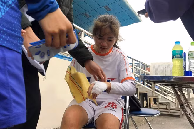 Một sự việc đáng chú ý là trong giờ nghỉ giữa 2 hiệp, cầu thủ số 28 của U19 Sơn La, Quàng Thị Hương Lan đã bị chấn thương. Sự đau đớn khiến cô gái trẻ không cầm nổi nước mắt.