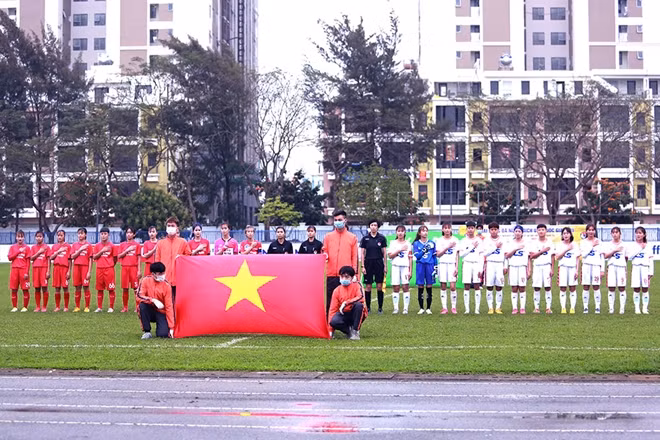 Sự việc diễn ra trong ngày khai mạc giải bóng đá Nữ Vô địch U19 Quốc gia 2021 trên sân vận động Thanh Trì (Hà Nội). Ngay sau lễ khai mạc trận đấu giữa 2 đội U19 Phong Phú Hà Nam (áo đỏ) và U19 Sơn La.