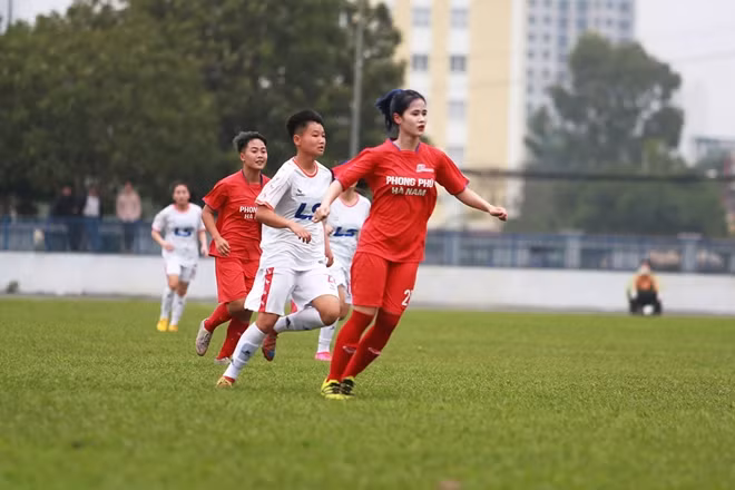 Trở lại diễn biết giữa trận đấu U19 Phong Phú Hà Nam và U19 Sơn La, hai đội đã có một trận đấu khá quyết liệt.